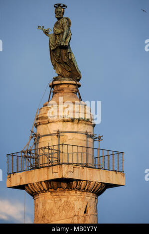 Colonna Traiana (Colonna di Traiano) progettato da Apollodoro di Damasco sul foro di Trojano (Foro di Traiano) nel centro storico di Roma elencati World Heri Foto Stock