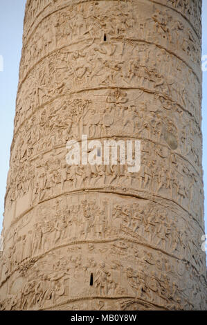 Colonna Traiana (Colonna di Traiano) progettato da Apollodoro di Damasco sul foro di Trojano (Foro di Traiano) nel centro storico di Roma elencati World Heri Foto Stock