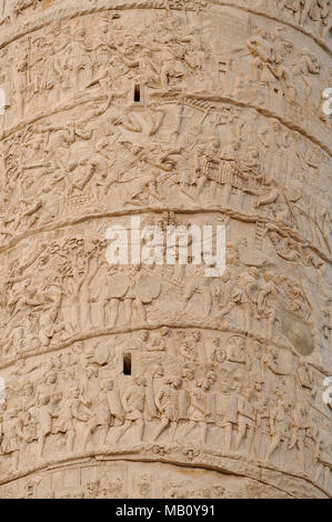 Colonna Traiana (Colonna di Traiano) progettato da Apollodoro di Damasco sul foro di Trojano (Foro di Traiano) nel centro storico di Roma elencati World Heri Foto Stock