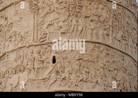 Colonna Traiana (Colonna di Traiano) progettato da Apollodoro di Damasco sul foro di Trojano (Foro di Traiano) nel centro storico di Roma elencati World Heri Foto Stock