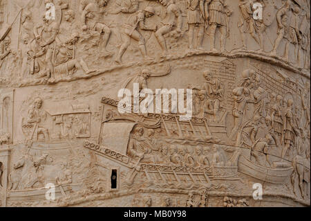 Colonna Traiana (Colonna di Traiano) progettato da Apollodoro di Damasco sul foro di Trojano (Foro di Traiano) nel centro storico di Roma elencati World Heri Foto Stock