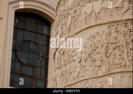 Colonna Traiana (Colonna di Traiano) progettato da Apollodoro di Damasco sul foro di Trojano (Foro di Traiano) nel centro storico di Roma elencati World Heri Foto Stock