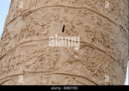 Colonna Traiana (Colonna di Traiano) progettato da Apollodoro di Damasco sul foro di Trojano (Foro di Traiano) nel centro storico di Roma elencati World Heri Foto Stock