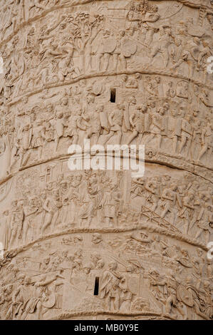 Colonna Traiana (Colonna di Traiano) progettato da Apollodoro di Damasco sul foro di Trojano (Foro di Traiano) nel centro storico di Roma elencati World Heri Foto Stock