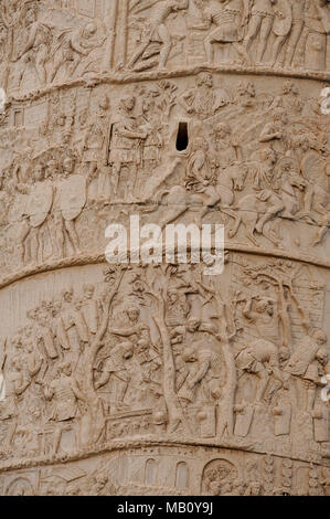 Colonna Traiana (Colonna di Traiano) progettato da Apollodoro di Damasco sul foro di Trojano (Foro di Traiano) nel centro storico di Roma elencati World Heri Foto Stock