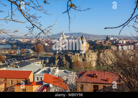 La vista panoramica di Tbilisi dal castello di Narikala, Sameba, Metekhi, autunno, Georgia, Europa Foto Stock