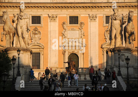 Monumentale Cordonata Capitolina, la Piazza del Campidoglio disegnata da Michelangelo con balaustre ed enormi statue antiche di Castore e Polluce, fa Foto Stock