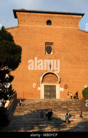 La basilica romanica di Santa Maria in Aracoeli (Basilica di Santa Maria dell'altare del cielo) dal XIII secolo e monumentali di 124 passi progettato in 13 Foto Stock