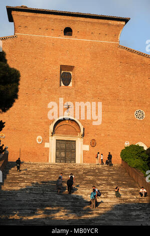 La basilica romanica di Santa Maria in Aracoeli (Basilica di Santa Maria dell'altare del cielo) dal XIII secolo e monumentali di 124 passi progettato in 13 Foto Stock