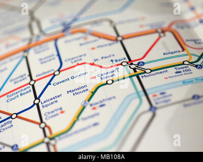 LONDON, Regno Unito - circa 2018: mappa della metropolitana di Londra le stazioni della metropolitana con il fuoco selettivo su Cannon Street nella città Foto Stock