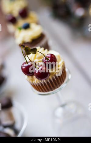 Berry crema muffin rivestiti Foto Stock