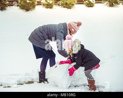 Costruzione di pupazzo di neve Foto Stock