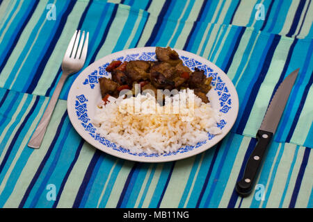 Variazione del "Kao Krapaomoo" . Riso con stanco munched la carne di maiale e il basilico, pepe bell e apio. Cibo tailandese. Foto Stock