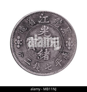 Vintage cinese argento 7 macis e 2 Candereens moneta da polmone di Kiang Provincia in Cina, circa 1889 isolate su sfondo bianco Foto Stock