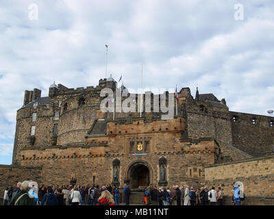 EDINBURGH, Regno Unito - CIRCA NEL SETTEMBRE 2010: le persone che visitano il Castello di Edimburgo Foto Stock