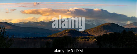 Tramonto su nuvoloso Mt. Washington Foto Stock