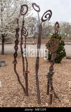 Outdoor arte pubblica da Ed Haddaway a Tingley Beach, Albuquerque, Nuovo Messico (2007): "bava groviglio e asse Mundi' (El Bosque de Los Suenos) Foto Stock