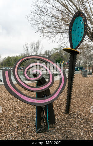 Outdoor arte pubblica da Ed Haddaway a Tingley Beach, Albuquerque, Nuovo Messico (2007): "Dal quinto albero Puzzle' (El Bosque de Los Suenos) Foto Stock