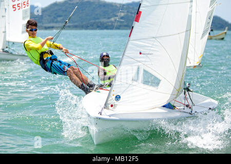 ISAF nazioni emergenti Programma, Langkawi, Malesia. Imran Hans Ringvold Mohd Zasnel hakim Bin Zasmawi. 420, numero vela: MAS 53461 Foto Stock