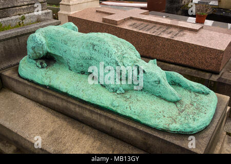 Statua di cane in appoggio sulla tomba presso il Cimitero di Passy, Parigi, Francia Foto Stock