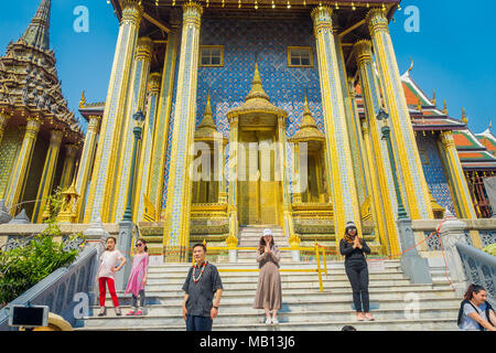 BANGKOK, Tailandia - 01 febbraio 2018: persone non identificate al Wat Phra Kaew, il Tempio del Buddha di Smeraldo con cielo blu Foto Stock