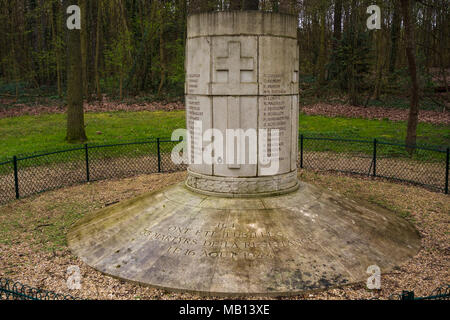 Il Bois de Boulogne cascata monumento, segnando il punto in cui 35 di FTP resistenza di gruppo sono stati eseguiti dai tedeschi il 16 agosto 1944, Parigi, Francia Foto Stock
