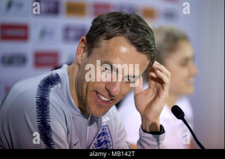 In Inghilterra le donne manager Phil Neville durante la conferenza stampa presso il St Mary's Stadium, Southampton. Foto Stock