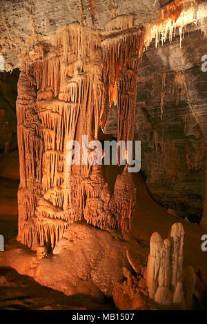 Le gouffre géant de Cabrespine: naturale in colonna le stanze rosse (Les Salles Rouges), Occitanie, Francia Foto Stock