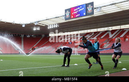 Inghilterra per donna Nikita Parris (centro) durante la sessione di formazione presso il St Mary's Stadium, Southampton. Foto Stock