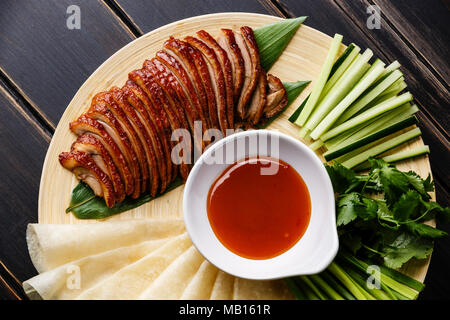 Fette di Anatra alla Pechinese servita con Fresco cetriolo, cipollotti, coriandolo e arrosto cinese wheaten pancake con salsa di Hoysin close-up Foto Stock