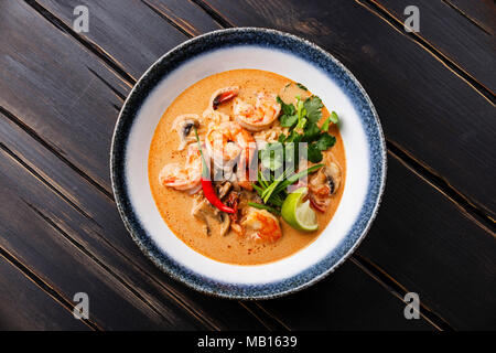 Tom Yam kung piccante zuppa tailandese con gamberi, pesce e frutti di mare, il latte di cocco e peperoncino in vaso Foto Stock