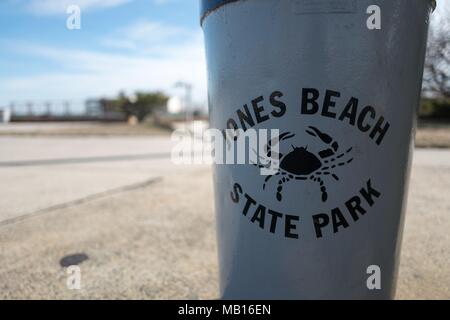 Segno con immagine di granchi di Jones Beach State Park a Long Island città di Wantagh, New York, 19 marzo 2018. () Foto Stock