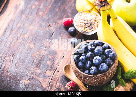 Close-up di frutti freschi e le sementi nel vassoio in legno, , il fuoco selettivo. Detox, dieta e pulire mangiare, vegetariane e vegane, fitness, uno stile di vita sano conc Foto Stock