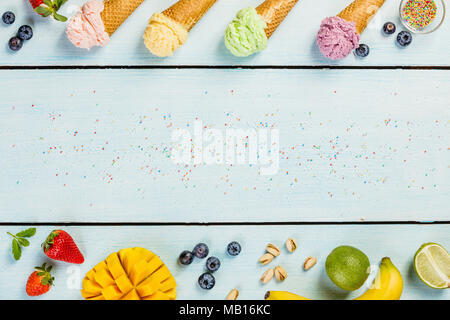 Varie di gusto di gelato in cono rosa(fragola, lampone), viola (mirtillo), verde (pistacchi, tè verde, calce) e giallo (mango, banana) se Foto Stock