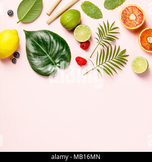 Frutti Tropicali e foglie di rosa su sfondo color pastello. Vista superiore, piatto laico, spazio per il testo Foto Stock