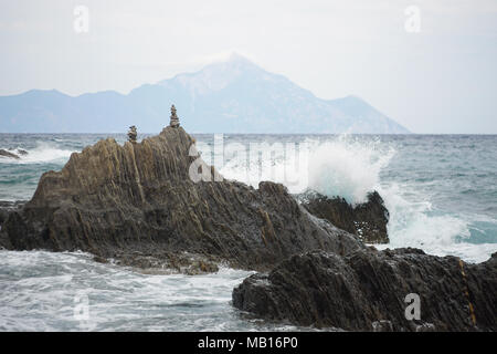 Big Rock in mare con onde Foto Stock