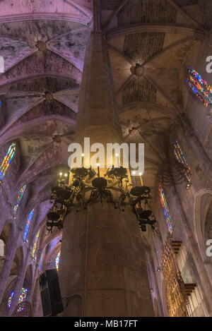 Eine Säule mit Kerzenleuchter Hauptschiff im von La Seu - der Kathedrale in Palma de Mallorca - mit Blick auf die Gewölbedecke Foto Stock