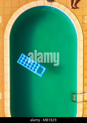 Vista aerea di persone a rilassarci in piscina, estate divertimento e piacere le attività per il tempo libero presso la piscina di acqua drone dal punto di vista Foto Stock