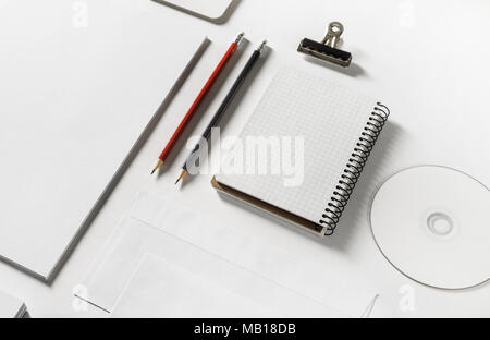 Vuoto articoli di cancelleria per collocare il vostro design. Modello di branding sul libro bianco sullo sfondo. Foto Stock