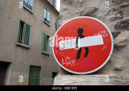 Soggetto ad atti vandalici nessuna voce strada segno divertenti cartello stradale Foto Stock