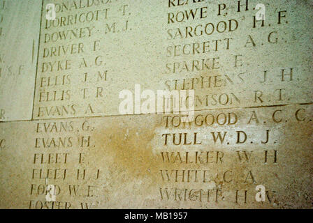 Iscrizione per Walter Tull sulla WW1 memorial a Arras, Francia; egli era la città di Northampton calciatore e primo nero ufficiale nell'esercito britannico. Foto Stock