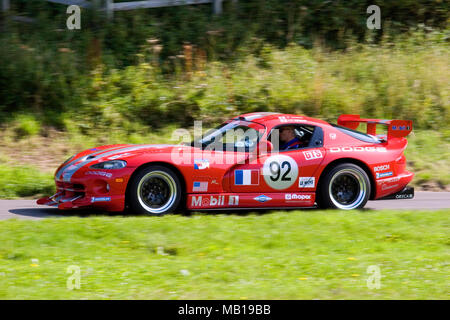 Red Dodge Viper della racing car guida veloce nel profilo (vista laterale). Foto Stock