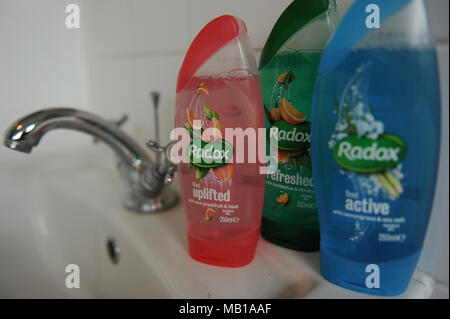 Articoli da toeletta Radox allineate in un bagno Foto Stock