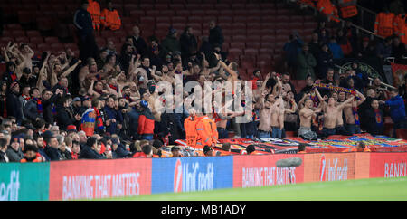 Il CSKA Mosca tifosi sulle tribune durante la UEFA Europa League quarti di finale, la prima gamba corrispondono all'Emirates Stadium di Londra. Foto Stock