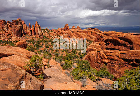 Nuvole temporalesche su Arches National Park nello Utah Foto Stock