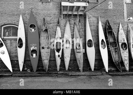 In bianco e nero di kayak lungo un edificio storico nel centro di salida, Colorado, Stati Uniti d'America. Foto Stock