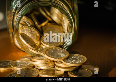 Un svuotato £2 moneta denaro vaso di raccolta del risparmio Foto Stock