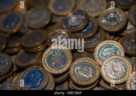 Un svuotato £2 moneta denaro vaso di raccolta del risparmio Foto Stock