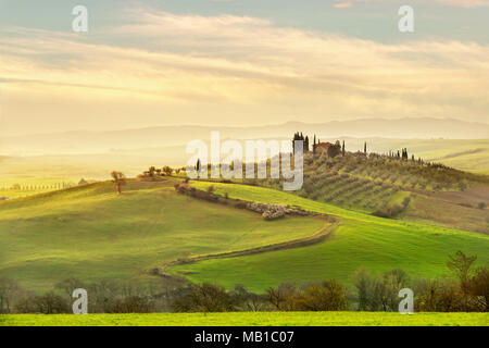 Bellissimo paesaggio a sunrise tempo in Toscana. Italia Foto Stock