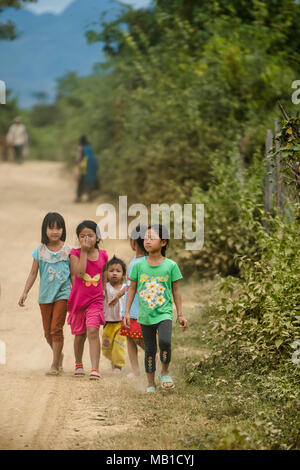 Locali i bambini del Laos di attendere all'elicottero zona di atterraggio la mattina ed il pomeriggio per dire ciao a difesa POW/mia agenzia di contabilità (DPAA) personale e augmentees (non mostrato) come andare da e per il loro recupero sito nella provincia Xiangkouang, Repubblica Democratica Popolare del Laos, nov. 8, 2017. DPAA personale e Augmentees trascorrere le loro giornate di scavo e di screening, nella speranza di trovare mancante negli Stati Uniti i membri del servizio perso durante la Guerra del Vietnam. La missione di DPAA è quello di realizzare nella massima misura possibile la contabilità per il nostro personale mancante per le loro famiglie e per la nazione. Foto Stock